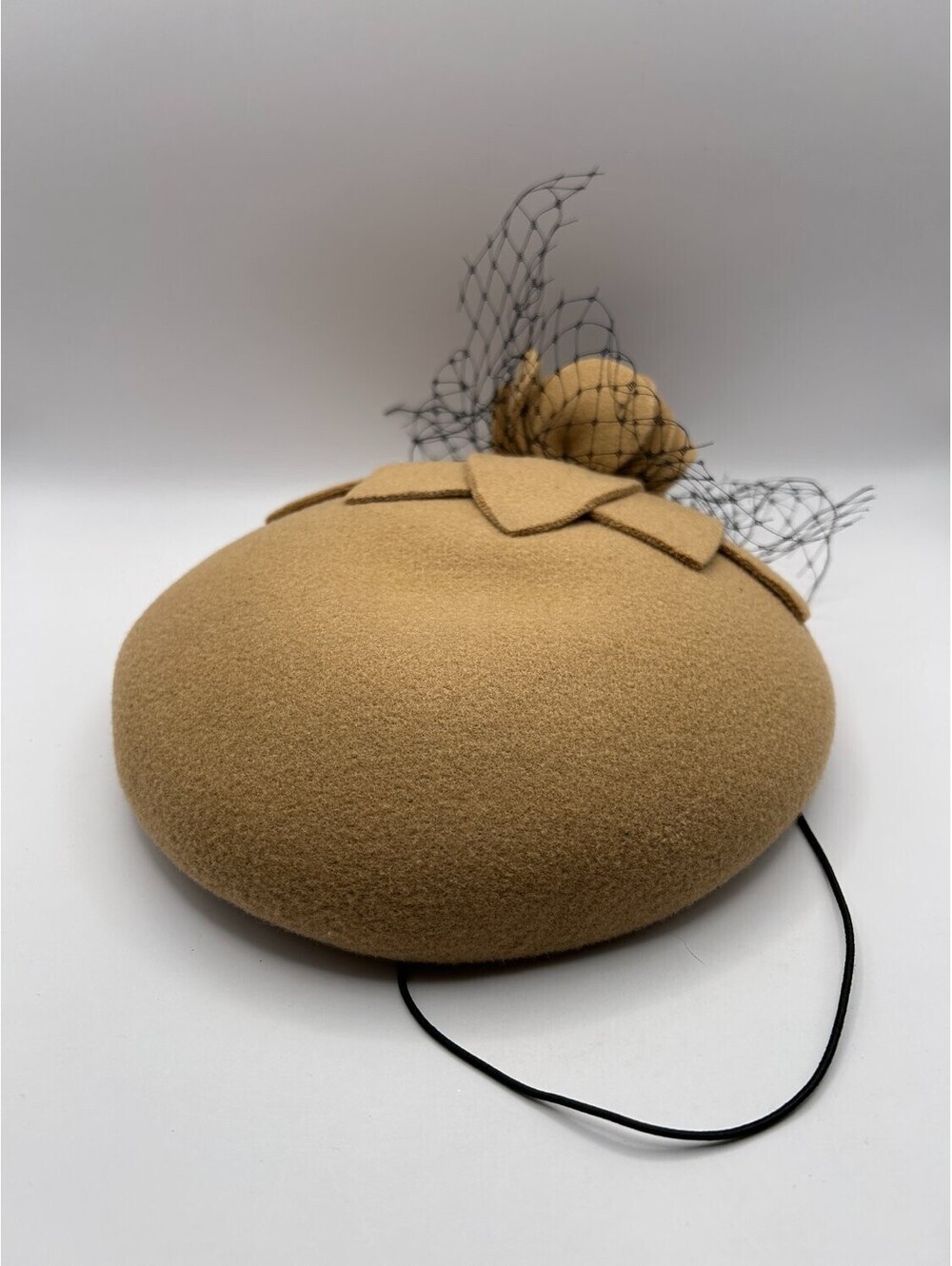 pillbox fascinator hat one size contemporary vintage style Beige OS Womens Veil